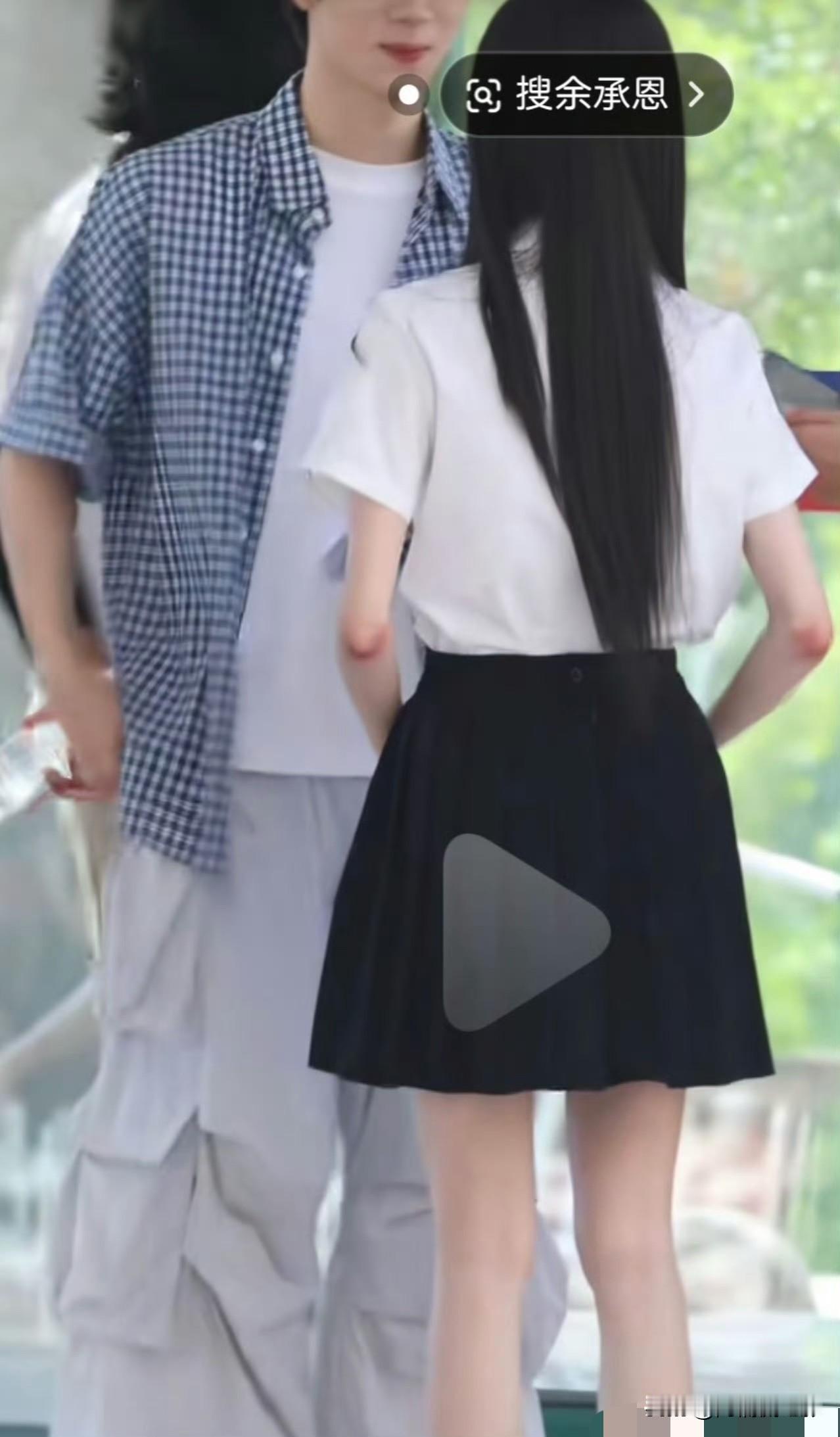 孙珍妮这组校园路透的身材实在太过纤瘦，从路透图能清晰看出四肢纤细单薄，身形瘦得近