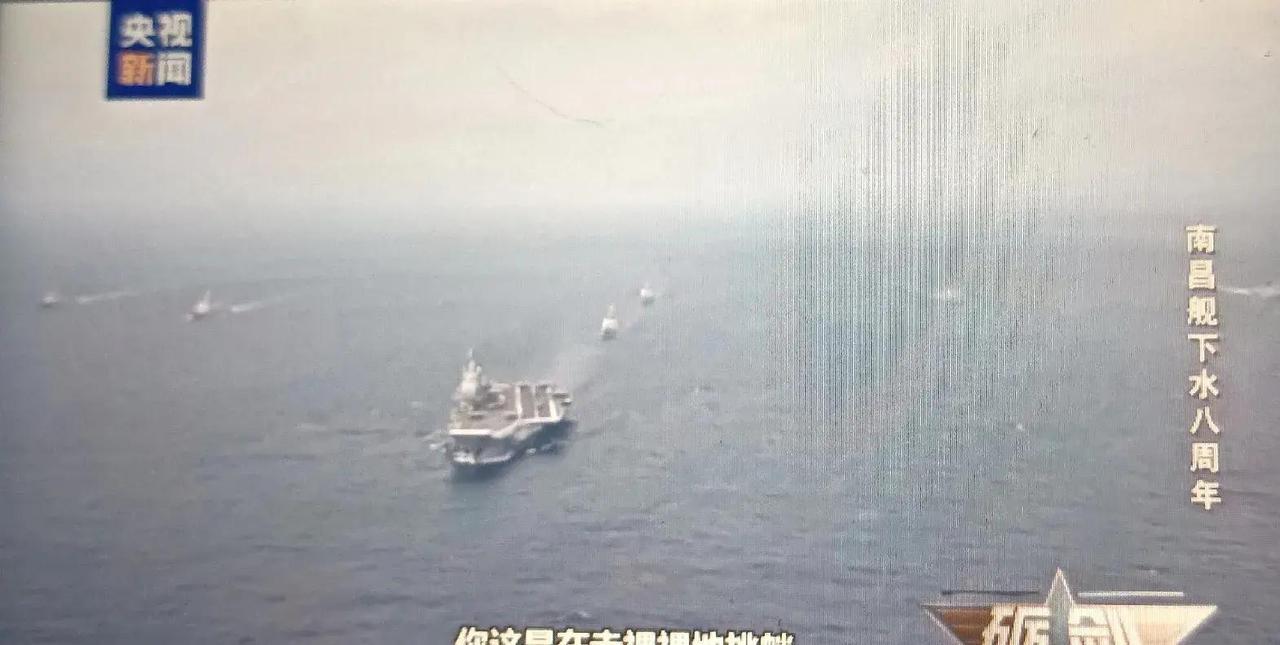 西太平洋凌晨6点，两艘外舰突然大角度转向，强行冲向辽宁舰编队航线，最近距离仅几百