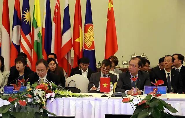 美国发现自己再拖,只会越陷越深;中国发现拖久了,反而容易让对方赖账。于是双方都选