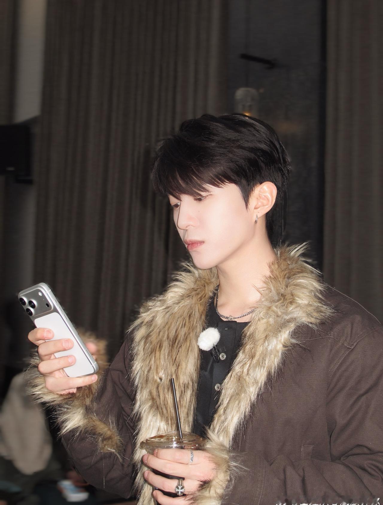 范丞丞这自律程度真是没谁了，大半夜不睡觉居然还在坚持健身，还把照片发到群里，这是