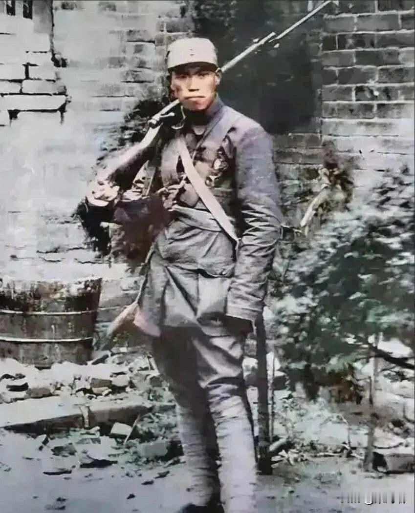 1937年平型关大捷后，685团一营营长的梁兴初身扛步枪，留下了这张经典的留影。