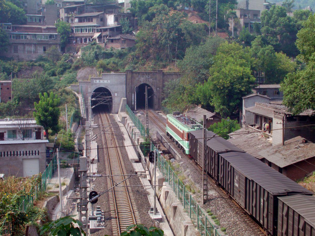 重庆沙坪坝区新桥，第一张图拍摄于2011年，第二张图拍摄于2017年，第三张图拍