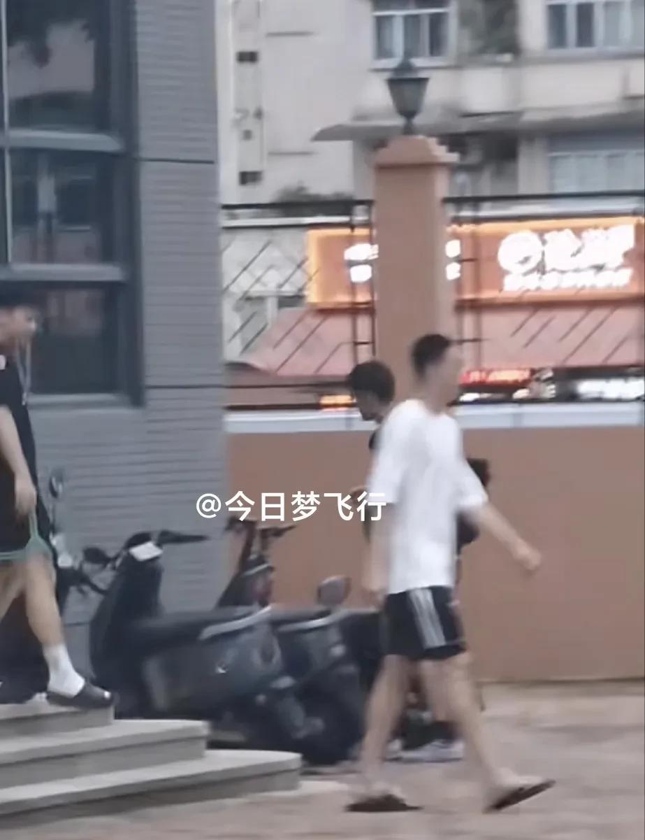 广东队球迷转移阵地了！过往，蹲点的球迷大多守候在俱乐部门口。现在，许多球迷都跑