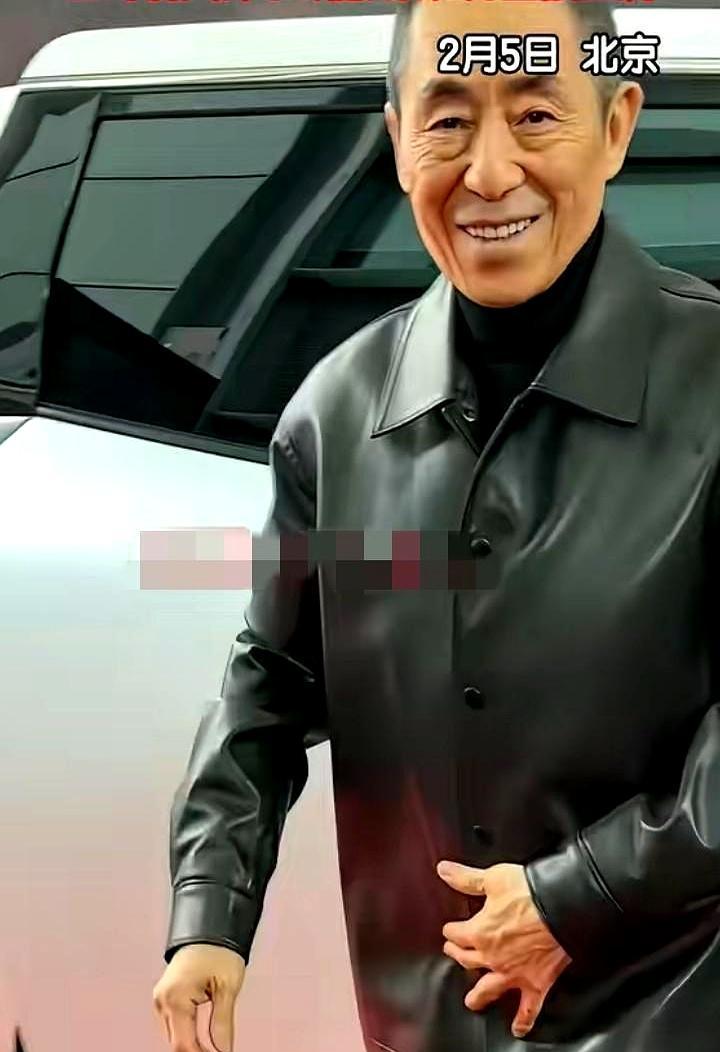 75岁的张艺谋，把一身黑色皮衣穿成了铠甲。脚下蹬着厚底鞋，眼神里没有一丝古稀之