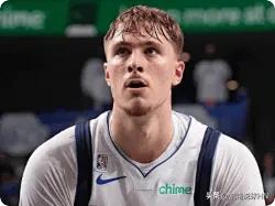 你敢信吗，独行侠的弗拉格终于升到新秀榜第一啦！第一，弗拉格，18岁，场均18