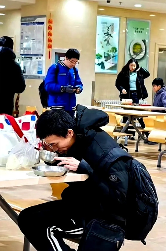 也许只有这样纯粹的人，才能让人尊重!北大“韦神”在北大的年薪虽然高达60万，
