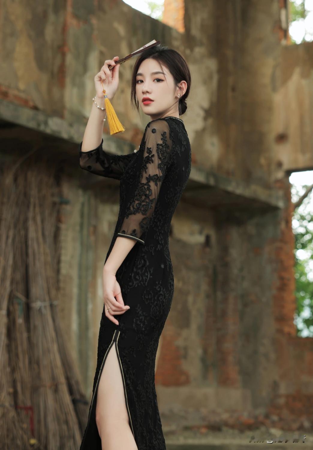 经典的立领设计是黑色旗袍的灵魂，能修饰颈部线条，增添端庄感。旗袍多采用修身版型，