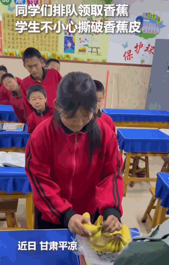 “骨子里的教养”甘肃平凉，一位老师为了奖励同学们，特意买来一把香蕉，让每位同学都