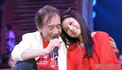 2009年，67岁的台湾歌手张帝与34岁的张馨茹正式结婚，这段相差33岁的“爷孙