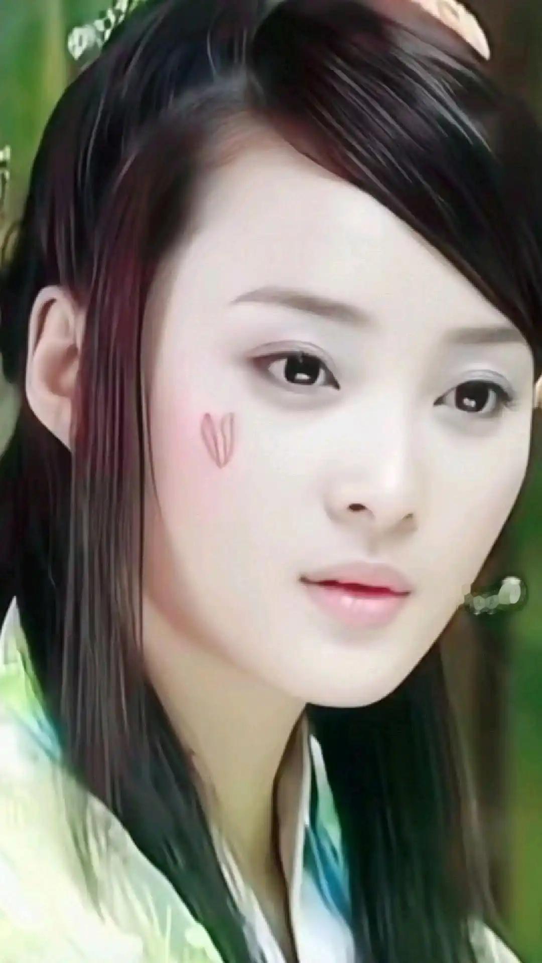 黄磊后来回忆说：当年蒋勤勤刚进大学第一天，整个校园都轰动了。我直接翘课，高晓松也