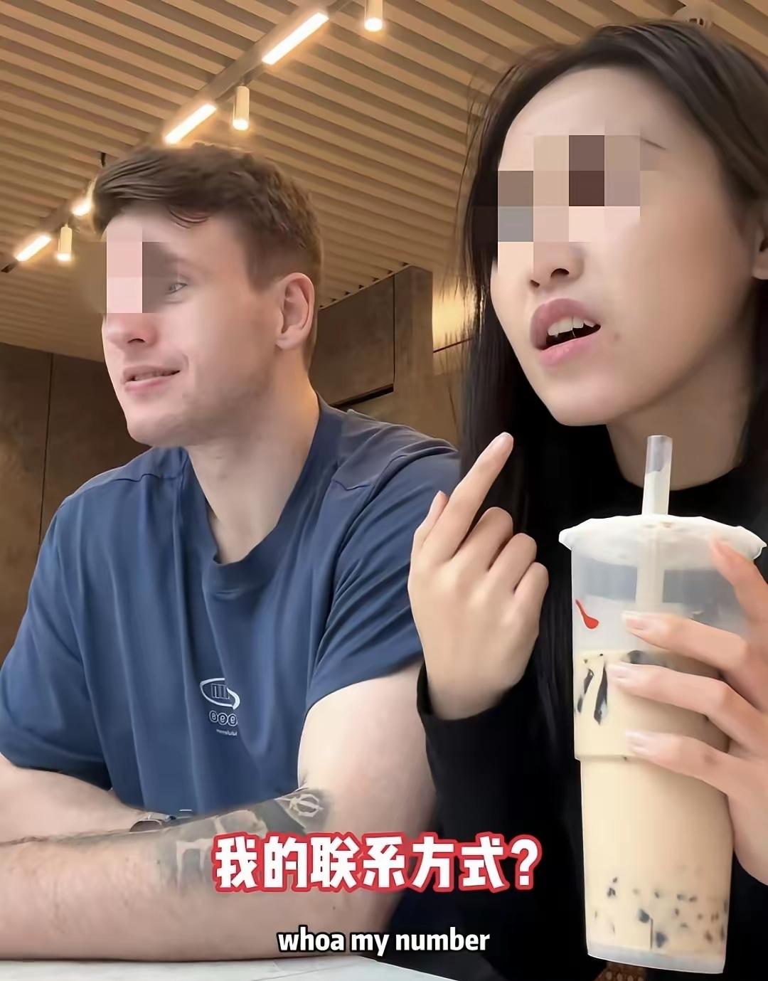 奶茶店里，一名陌生男子径直上前向女生索要联系方式，女生当场明确表示自己已有男友，