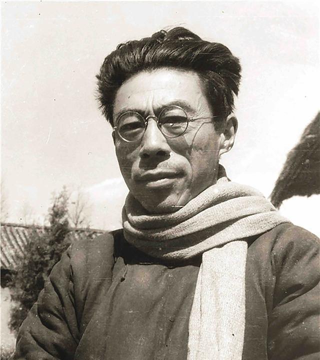1950年，成都有个香烟店的老板，看报纸时习惯双腿并拢，后背胸膛挺得笔直，侦查员