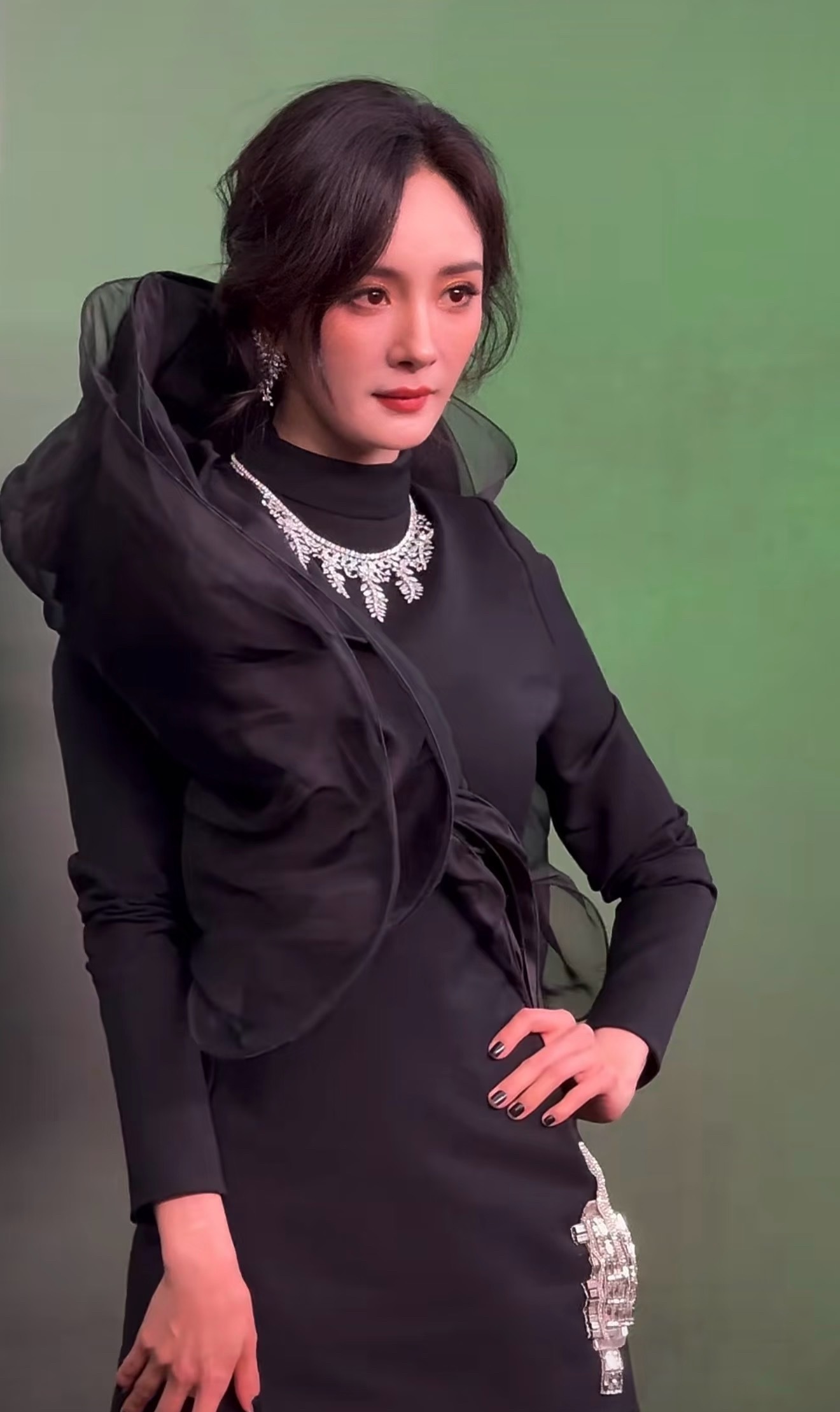 有网友说：杨幂vogue第一套造型完美的遮挡了脖子前倾问题，第二套像扫把🧹你觉