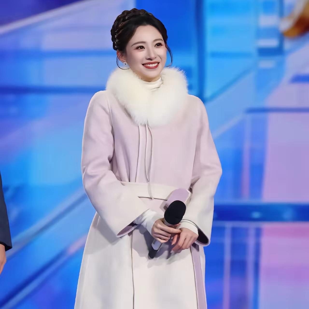 我终于搞明白了，这次央视跨年晚会，女主持人为什么穿的是大衣、羽绒服？