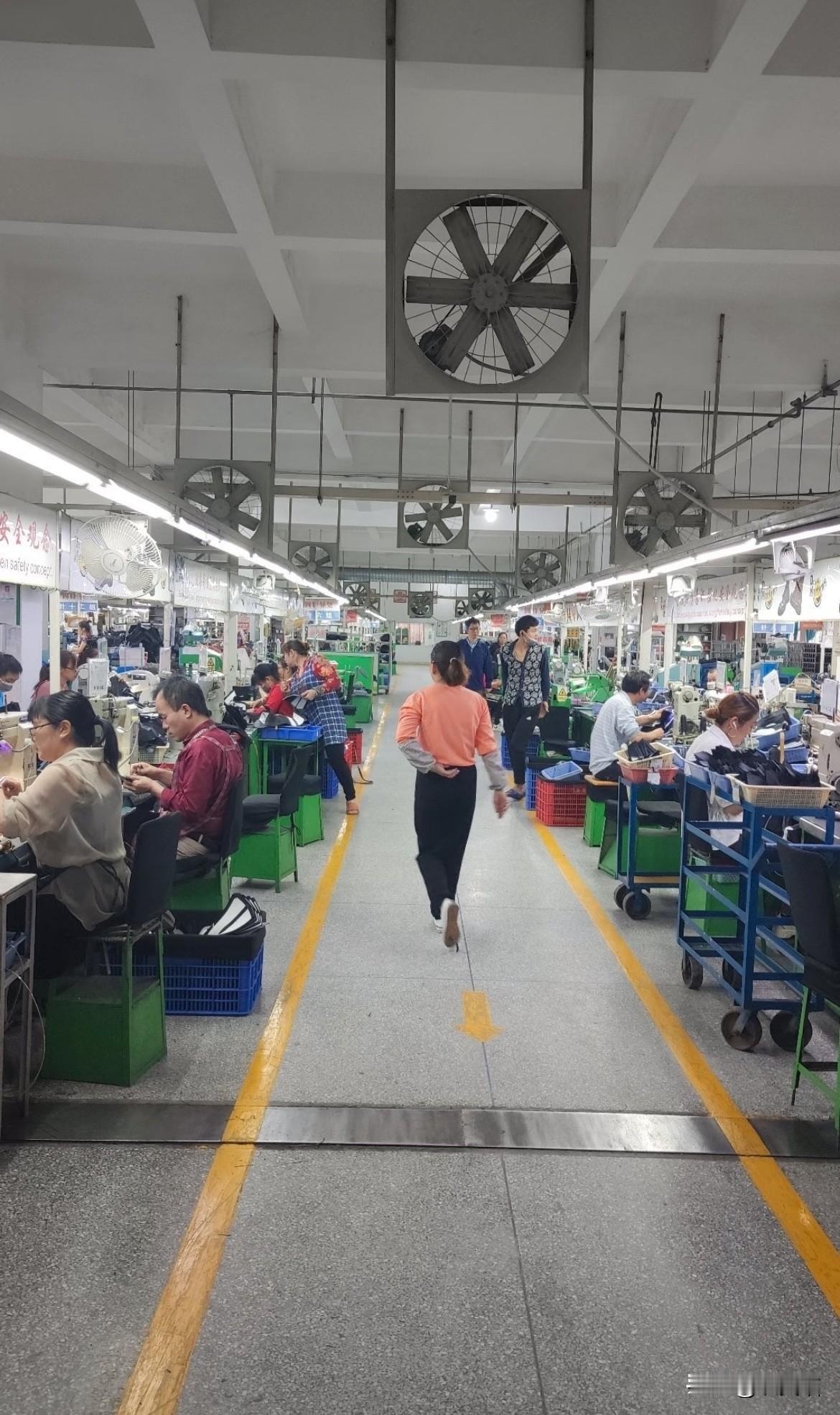 辉腾鞋厂这场火，烧出了28条人命，也烧出了一个让人心里发堵的现实：这么个环境拥挤
