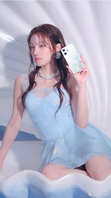 宋雨琦的Live图神机当宋雨琦化身为灵动的人鱼公主，每一个笑容、每一次舞动，都