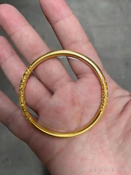 黄金暴涨对咱普通人影响还挺多。从消费角度，要是有结婚、送长辈等刚需买金需求，趁早