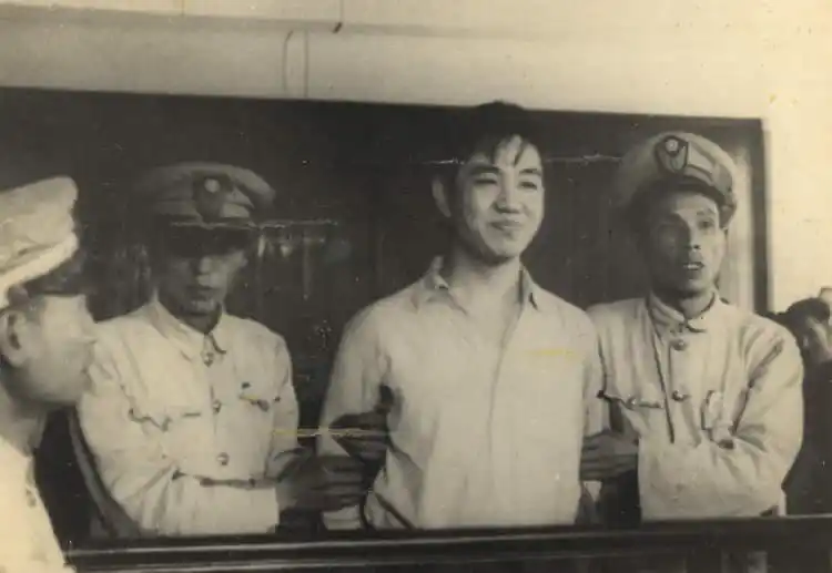 2001年，一位在上海市档案馆查资料的市方志办的女同志突然嚎啕大哭，吓坏了一众工