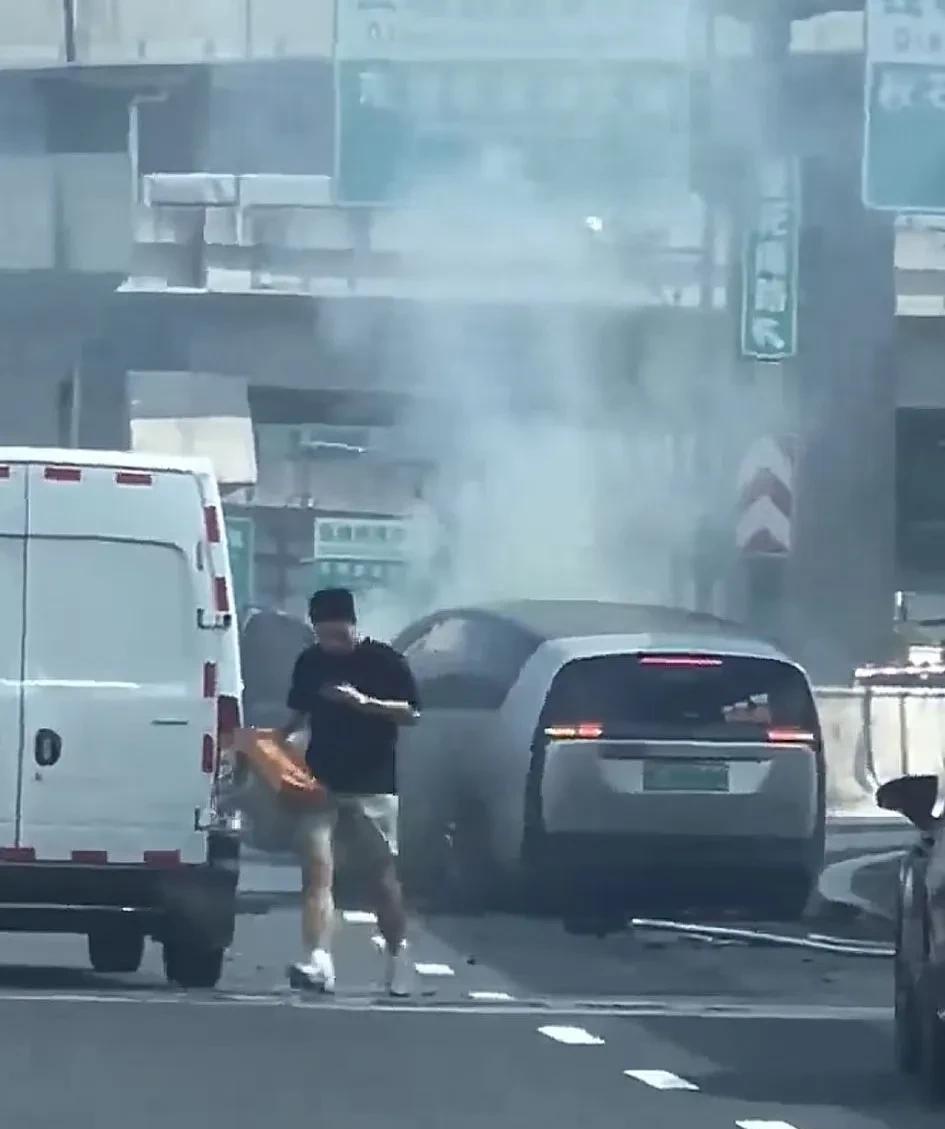 杭州理想MEGA起火，车主车友群发声，透露事故细节。据车主透露，他开着车在第三