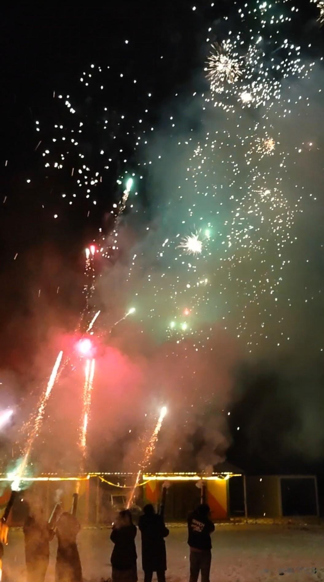 热议，济南鼓励举报燃放烟花爆竹行为，被网友怒喷！济南出台烟花爆竹违法行为举报奖