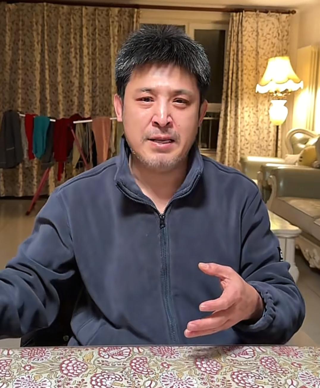 演员孙涛辟谣。他表示，自己在直播间从未提及闫某，相关言论并非出自其口，且全程