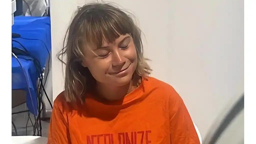 想要毁掉一个民族，其实很简单，只要你搞一群，只懂政治正确的小女生，当政客就可以了