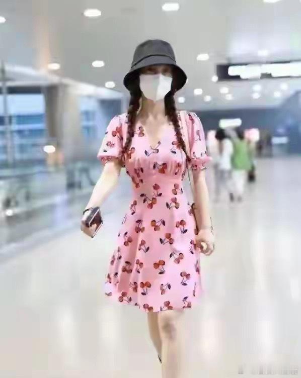 吴昕这波减肥效果也太绝了吧！机场路透穿粉色印花裙，整个人轻盈又亮眼，尤其是那“巴