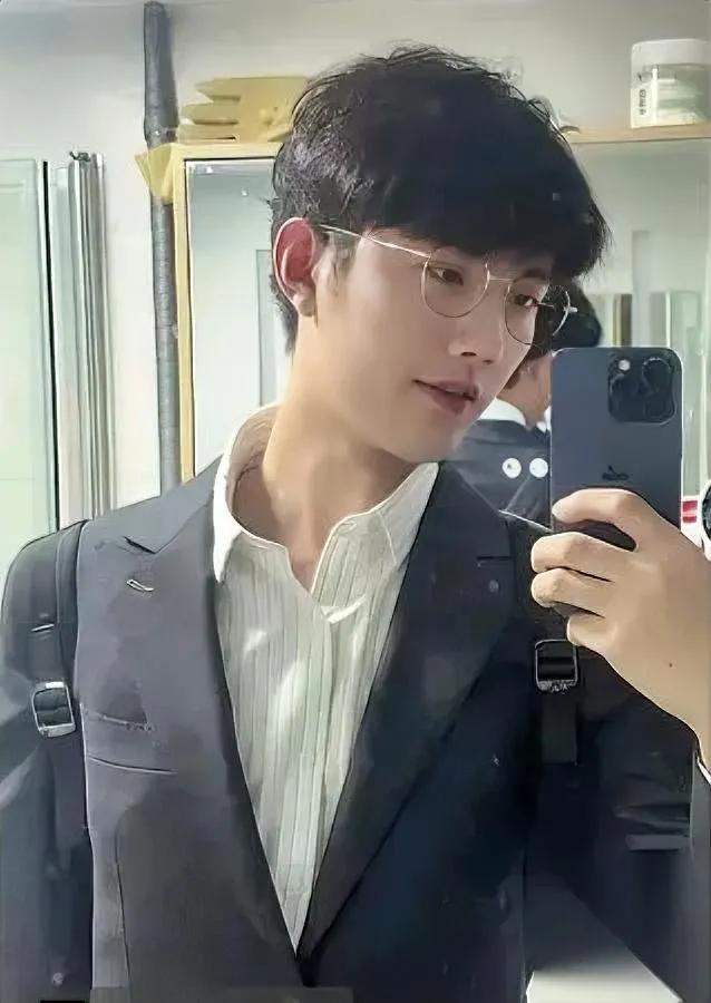 现在才反应过来——鹏鹏这小子，比谁都“贼”。老俞拿北大文凭没摸透的宇辉，小孙