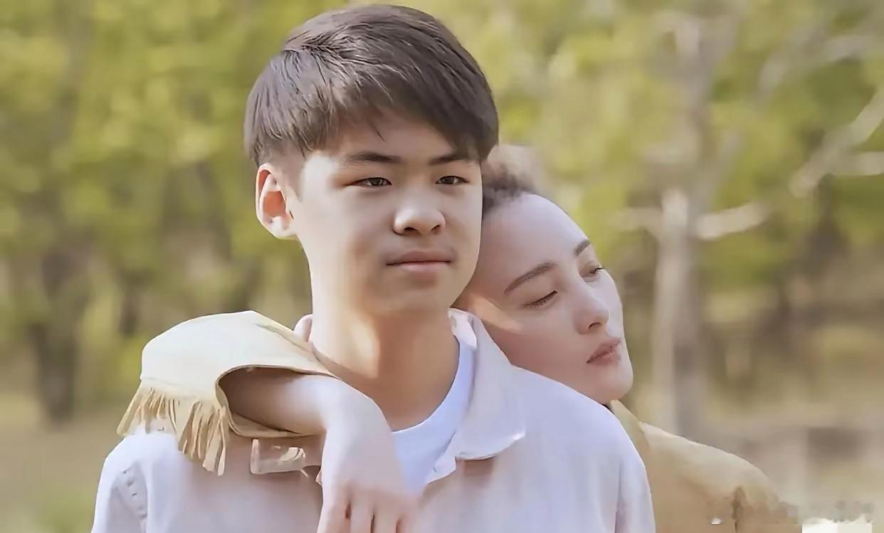 都说儿子像妈，妈妈长得漂亮，对孩子外貌的影响确实很大。比如等等，五官就和妈妈一样