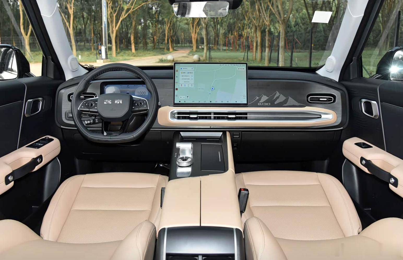 BJ30旅行家的定位类似于长城哈弗大狗，外观比较硬朗的方盒子SUV现在把价格也打