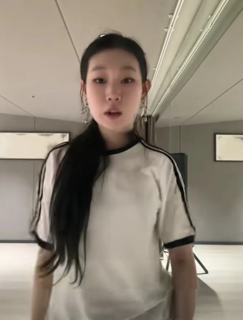 小沈阳的女儿沈佳润眼下人气很高，某音粉丝都三百多万了，舞蹈跳得也不错。都说女大