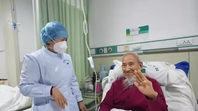 最近全国各地的医院都忙着推行"无陪护病房"，说今后有病人住院不用家属守着了，医院