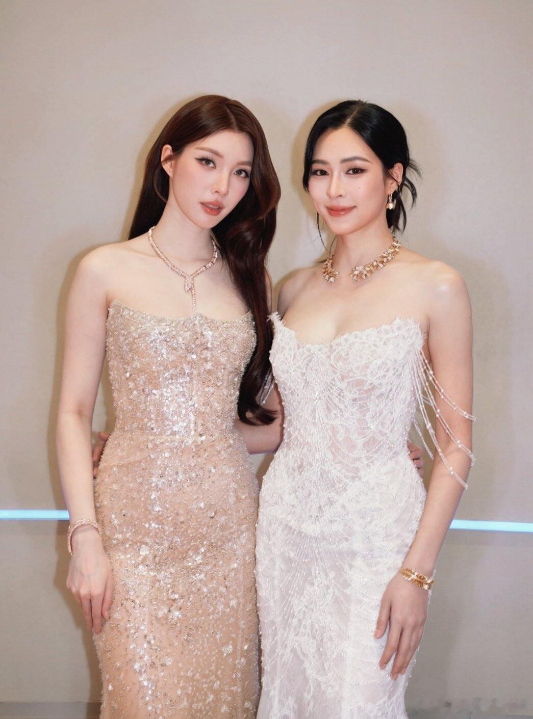 心肝们发来了同框照给孩子喂饭来了