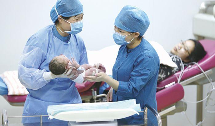 生娃“零自付”要来了！但令人惊讶的是，年轻人犹豫的，绝不是那几千块的分娩费。事实