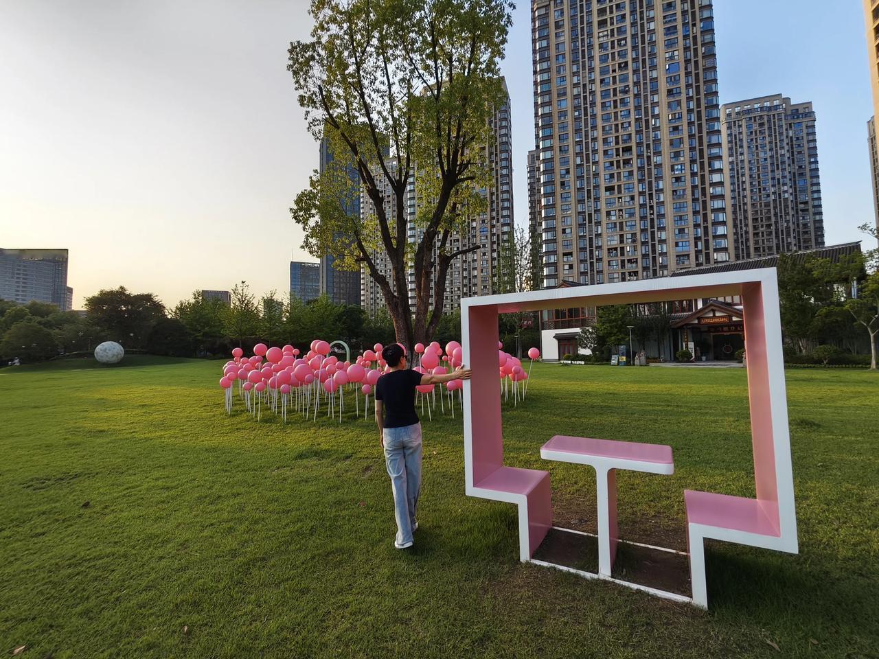 网友分析杭州楼市情况杭州楼市价格还是明显没调整到位，跟其他城市比，虚高还是多了