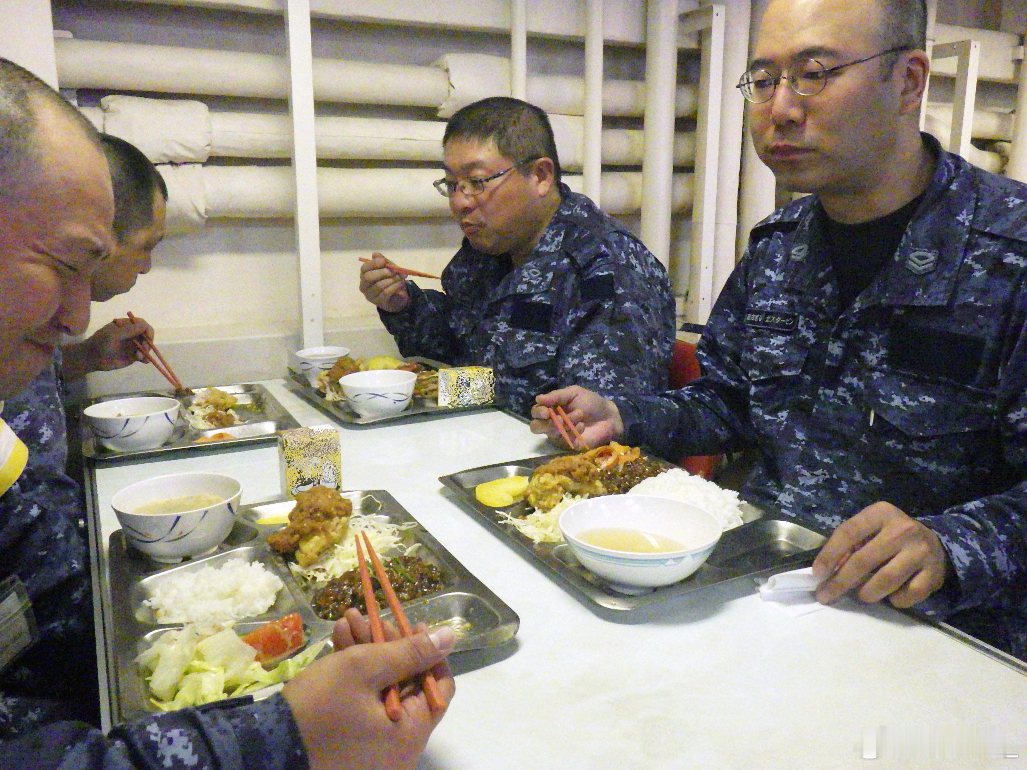 海自151“朝雾”号驱逐舰的“新年第一餐”，鸡肉天妇罗。菜量并不大，怎么舰员个个