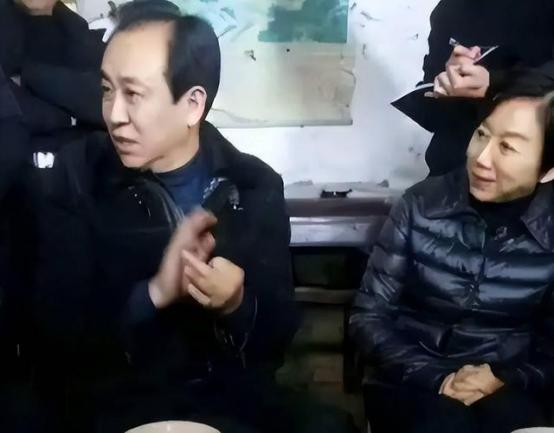 许家印被判刑之后，受到牵连的还有3个女人，第一个就是陪他一路走来的妻子丁玉梅，两