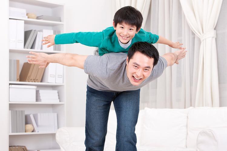 想养出内心有力量的男孩，爸爸一定要常跟他说这6句话：1. 你是家里的小男子