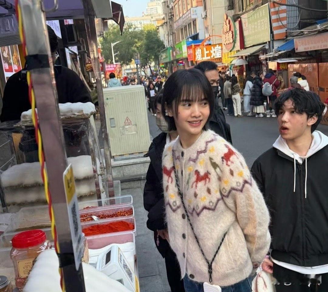 杨丞琳在南昌小吃街被路人‎‏‎撞见⁠﻿‏了！今年都41⁠了⁠‌，真‏人完全‎‏‌