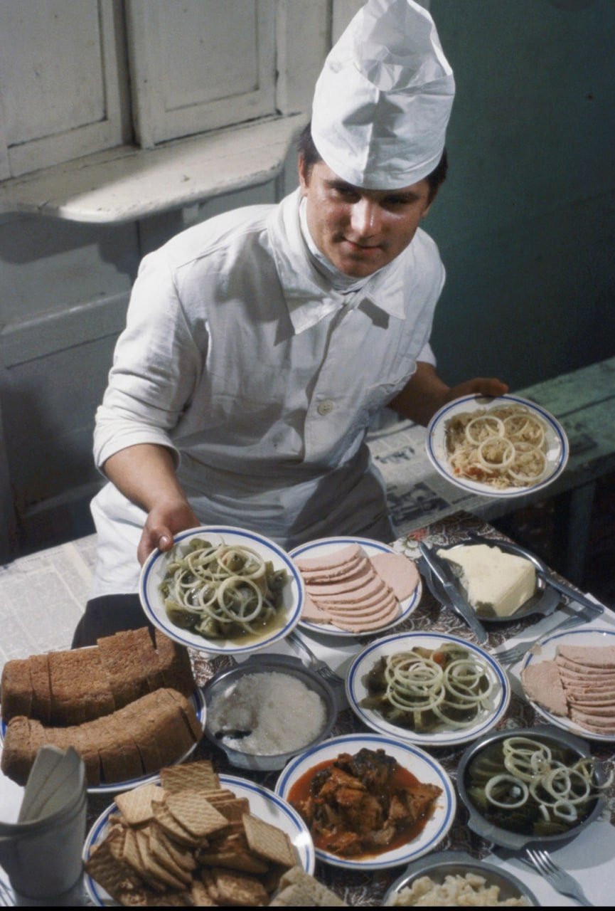 1981年，苏联，北极边境哨所的晚餐​​​