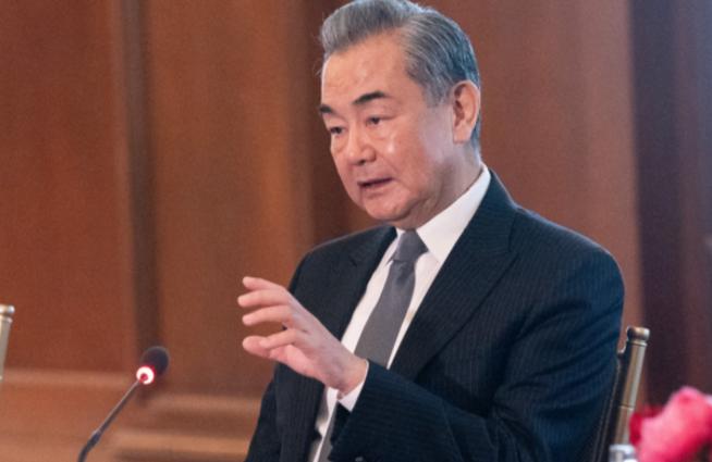 果然不出所料：柬泰刚刚停火，美国就来抢功了，幸亏王毅留了一手。12月27日，