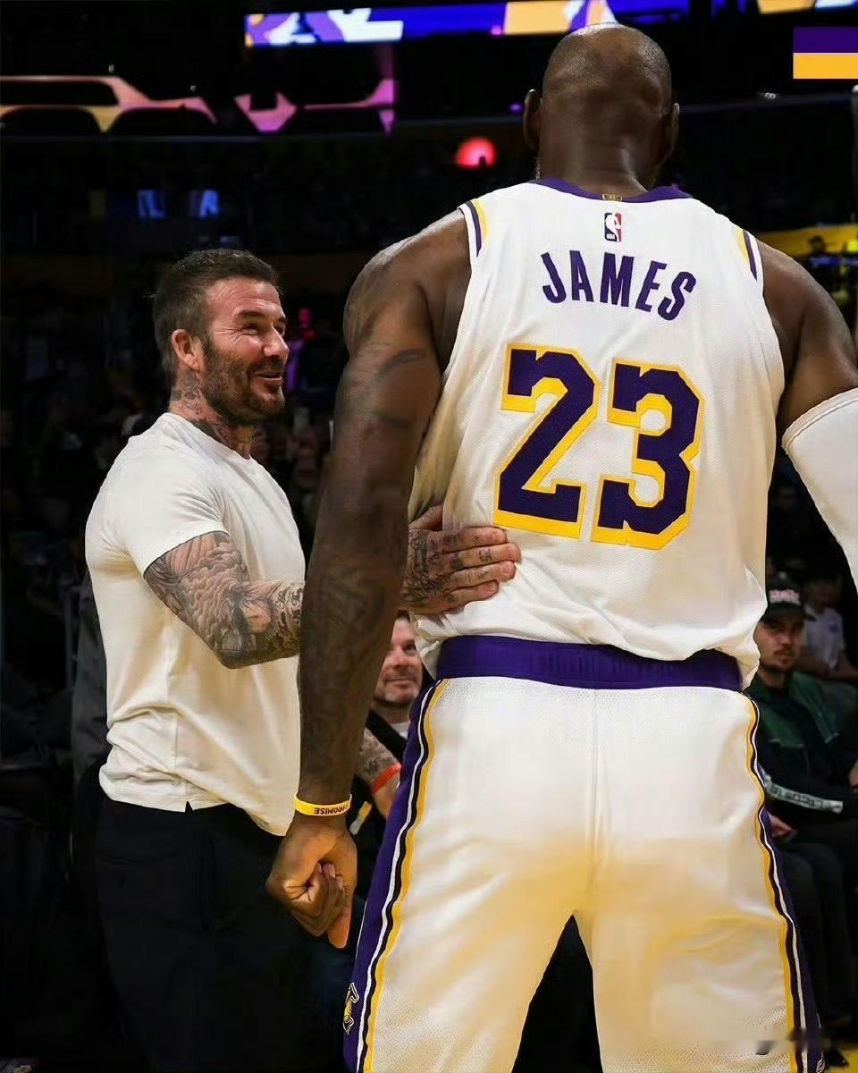 还在打球的传奇！贝克汉姆谈老友詹姆斯：“勒布朗是还在打球的传奇。”“现在