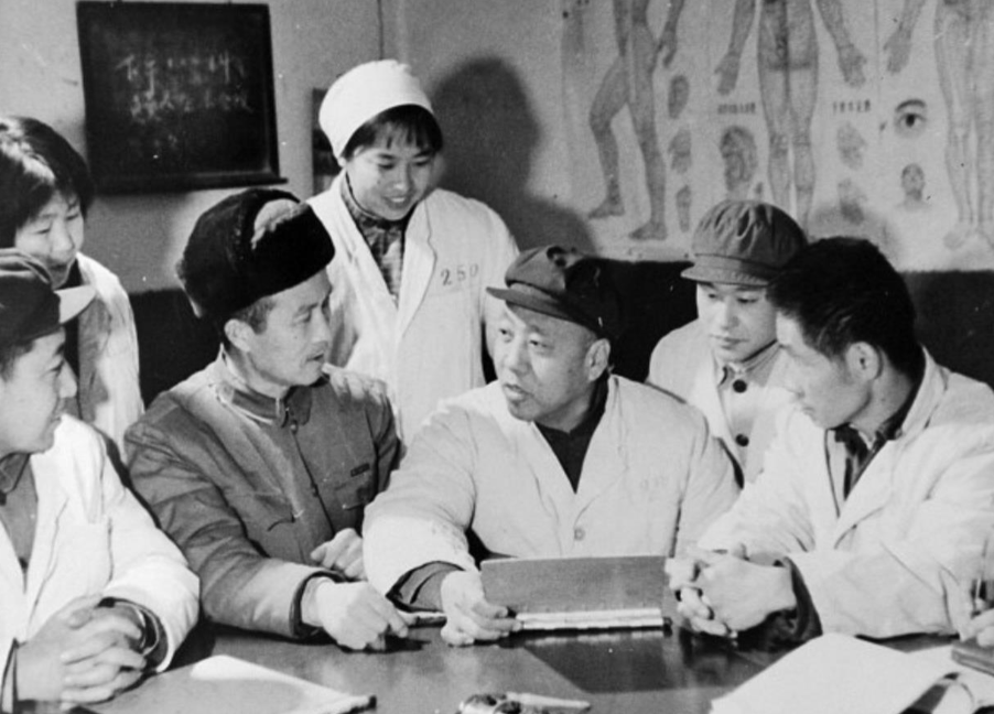 1965年8月，原北京军区副司令旧伤复发，因为没有医疗证，医院都不肯收治。副司令
