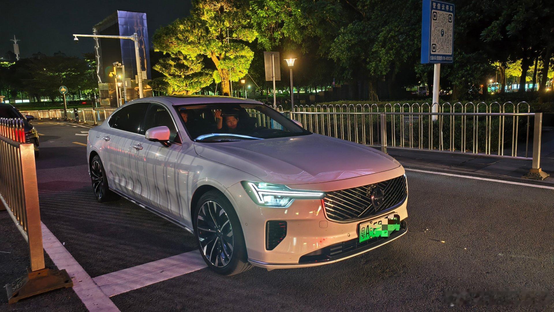 每次开到沃尔沃的T8都不舍得下车特别是S90，那么多年都是如此但不妨碍它是一辆机