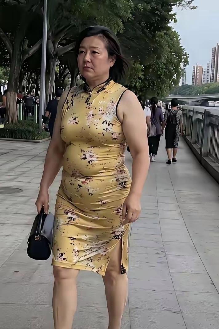 这股底气太难得！阿姨一身旗袍从容逛街，自信直接拉满街上偶遇一位阿姨身着修身