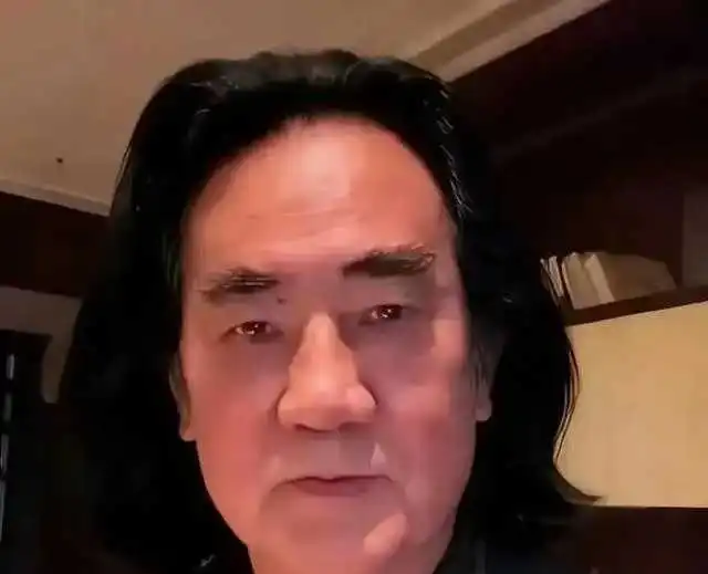 张纪中剃须染发，要不真对不起小娇妻张纪中最近换了新造型，头发染黑了，胡子也刮干