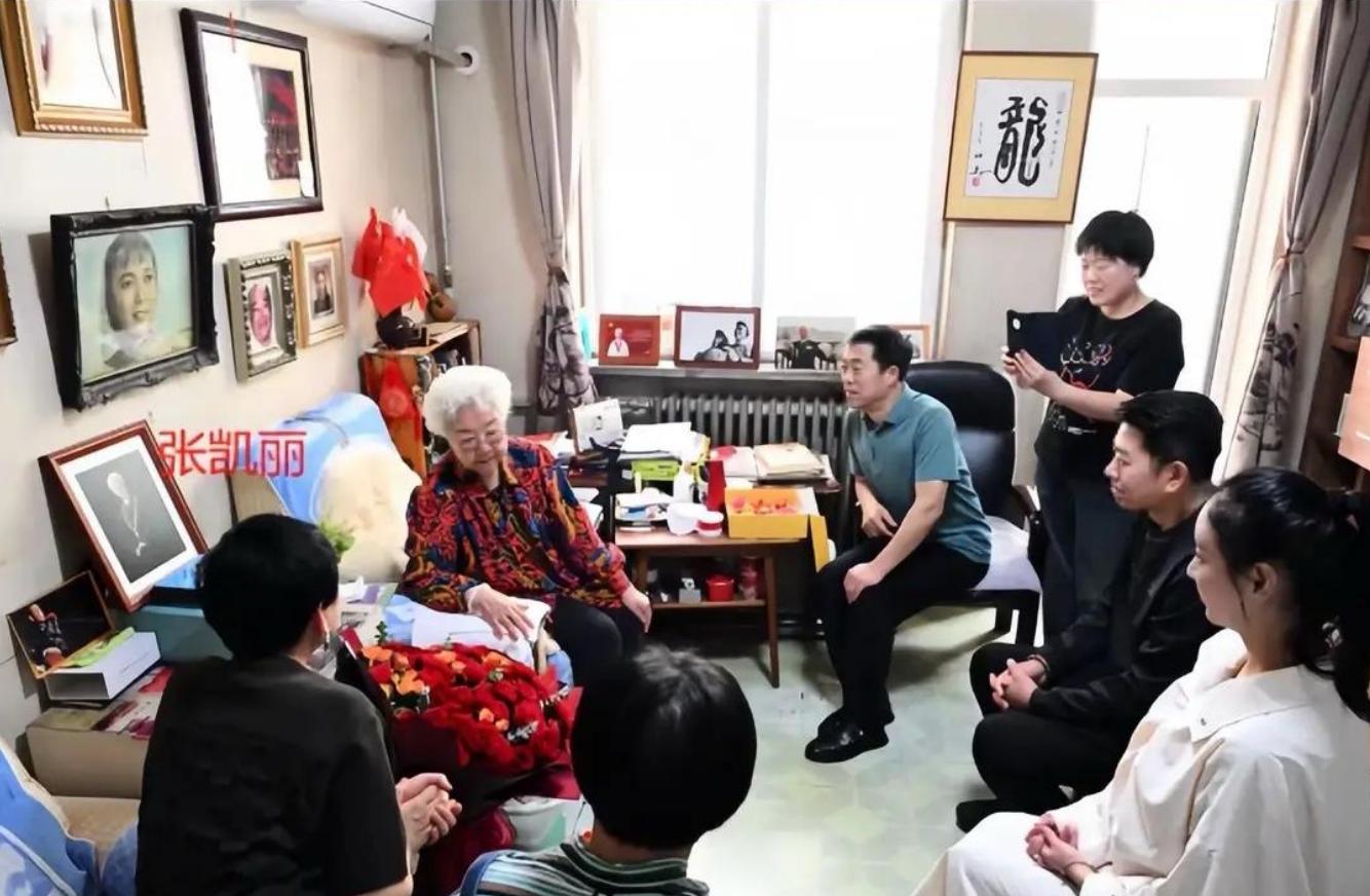 端午节前，张凯丽与演员委员会一行探访97岁高龄的艺术家田华老师，甫一进门，大家都
