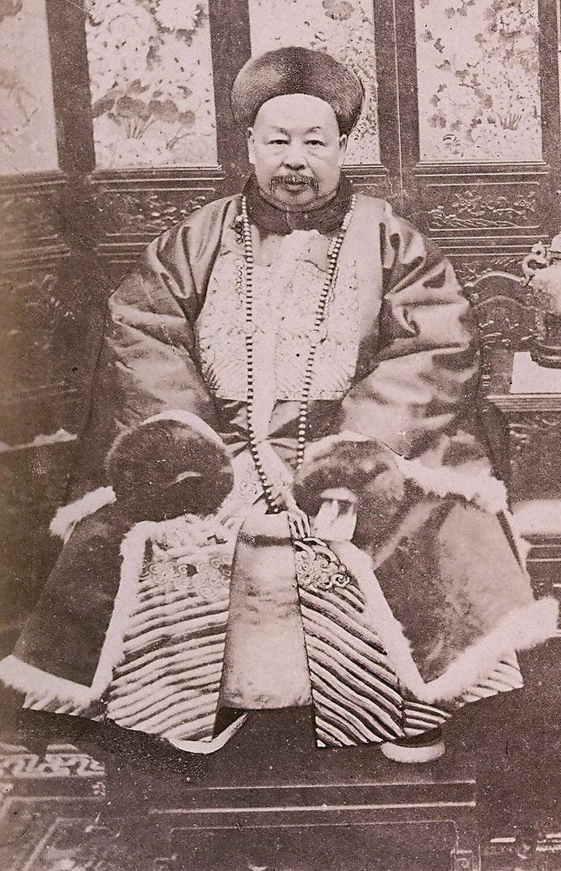 左宗棠倒插门进了周家，连生三个女儿后，妻子劝他纳妾，左宗棠死活不肯，岳母说：“要