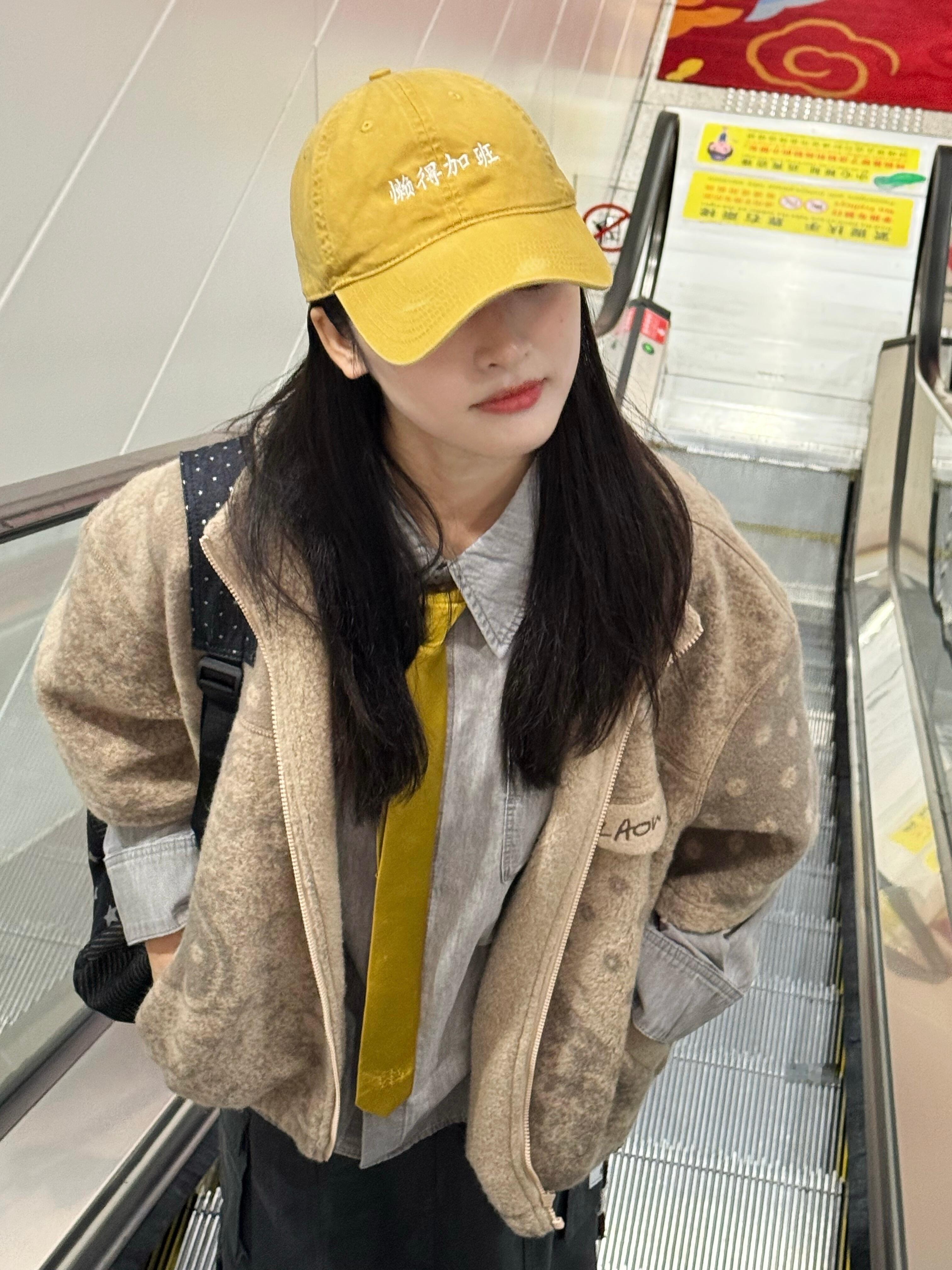 沈月今日机场路透，她的帽子是定制的吗？好可爱～