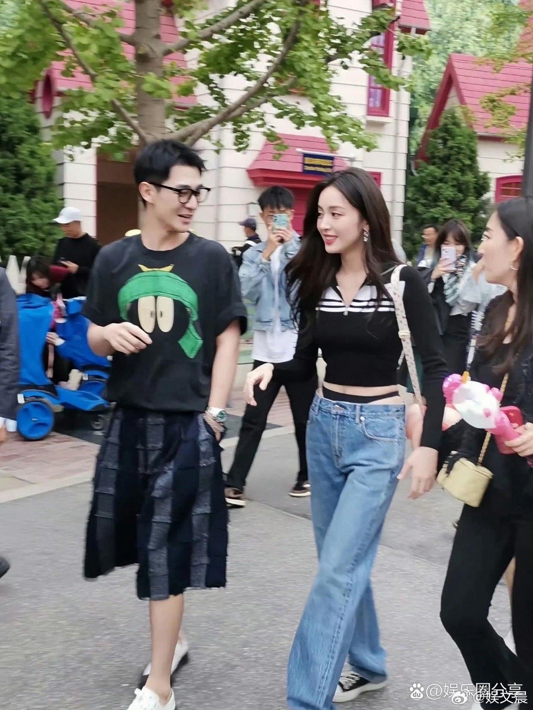 古力娜扎这条牛仔裤也太绝了！版型超衬身材，穿在她身上氛围感拉满，真的香到让人移不